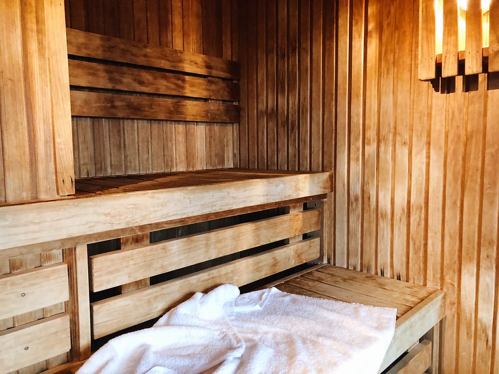 Aseta liukuestematto tai kuiva pyyhe lattialle estääksesi liukastumisen.